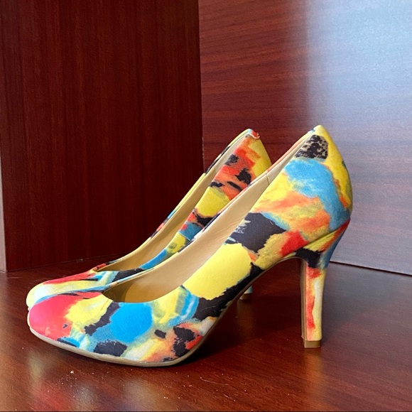 Bright colored heels - Picture 3 of 5